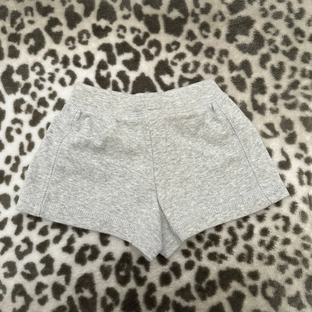 Old Navy Knit Shorts in Heather Gray Size 12-18 months